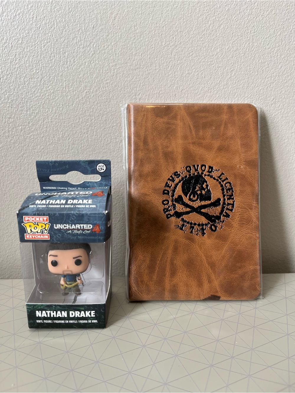 Uncharted 4: A Thief’s End Bundle - Nathan Drake Keychain & Brown Journal